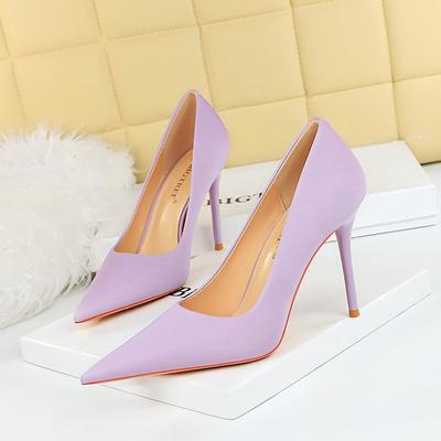 Damenmode, minimalistische Ultra-High-Heels, schmale Absätze, flacher Mund, spitze High-Heels, Einzelschuhe