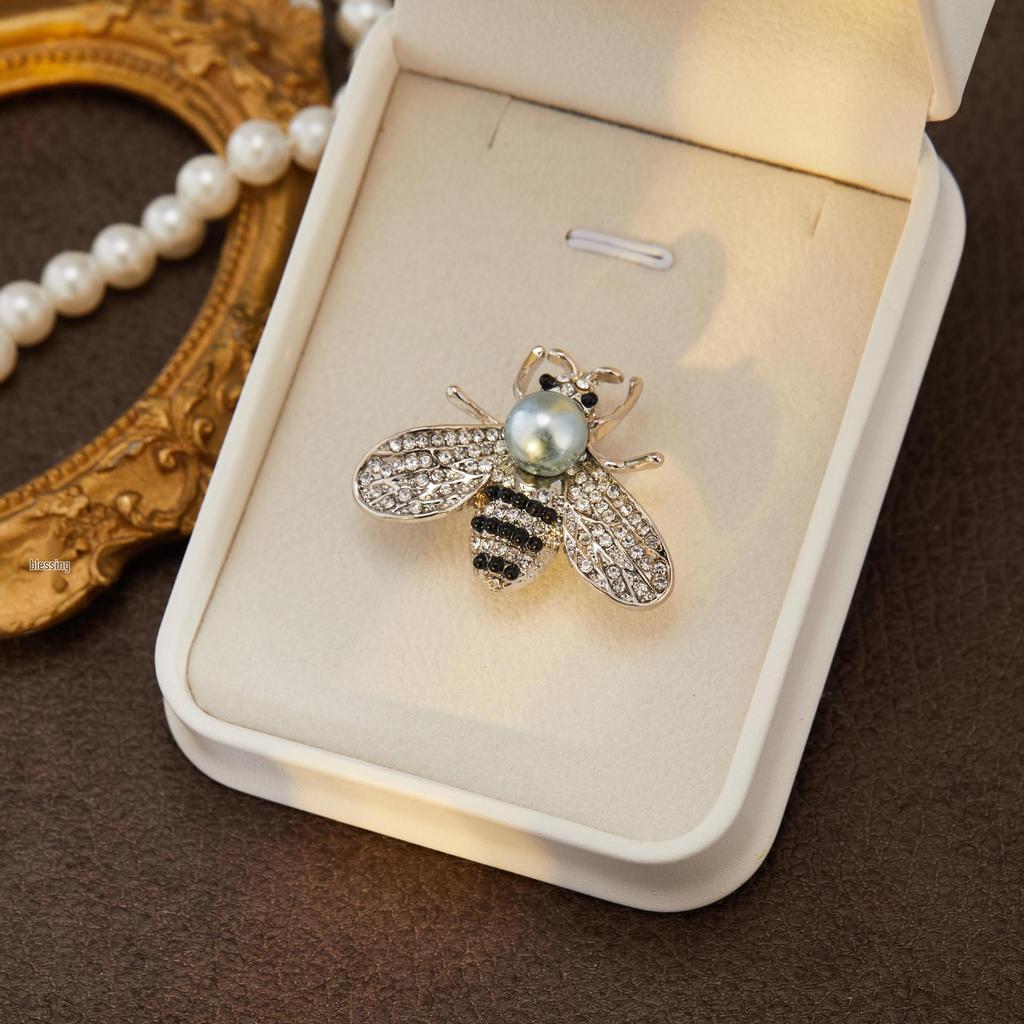 High-End Women's Bee Brooch: Korean Luxury Temperament Badge Pin for Versatile Clothing Accessories