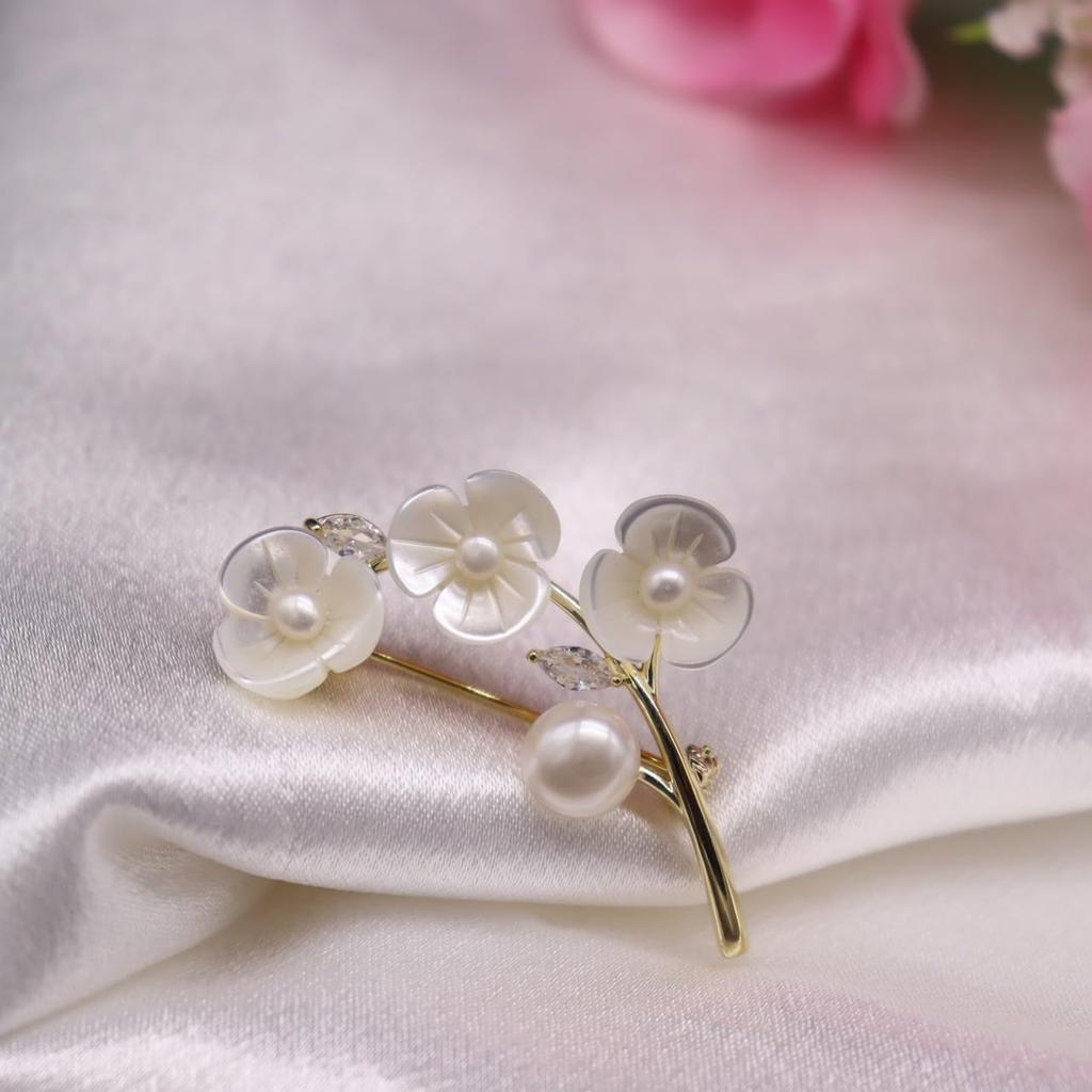 Zirkon Natürliche Muschel Pflaumenblüte Brosche Diamant Süßwasserperle Blumen Corsage Eingangszeremonie Abschlusszeremonie Hochzeitszeremonie Stilvoll