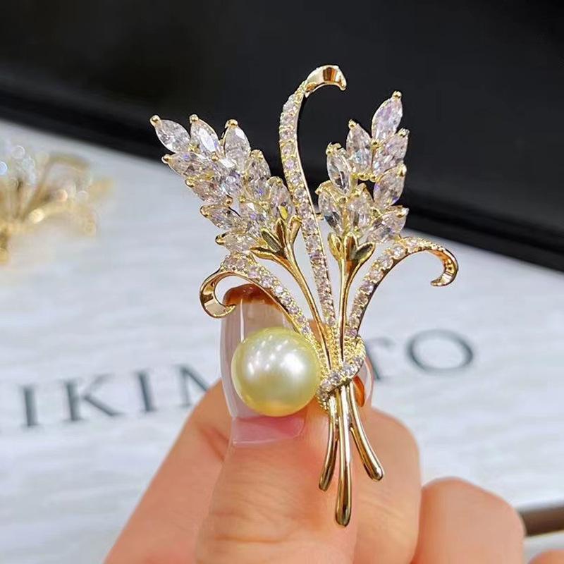 

Позолоченная брошь «Пшеница» с цирконом, жемчугом и акцентом из пчелиного воска