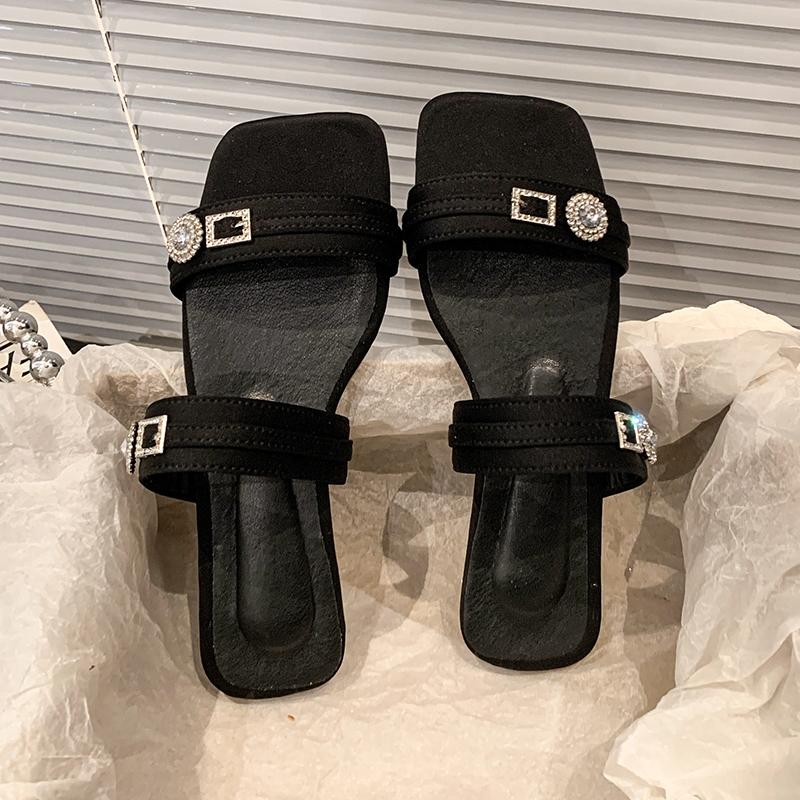 Women Large Size Fashionable Sandals and Slippers New Summer Style Flat Bottomed Metal Strappy Sandals for Women Zapatos Mujer