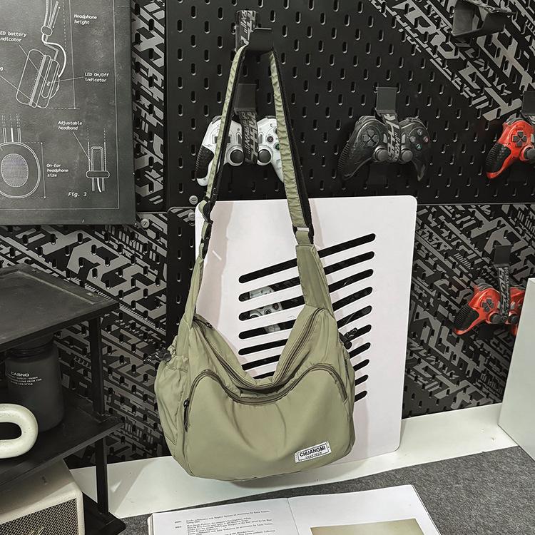 

New women s fashion dumpling bag simple versatile waterproof large capacity nylon cloth shoulder messenger bag зелёный