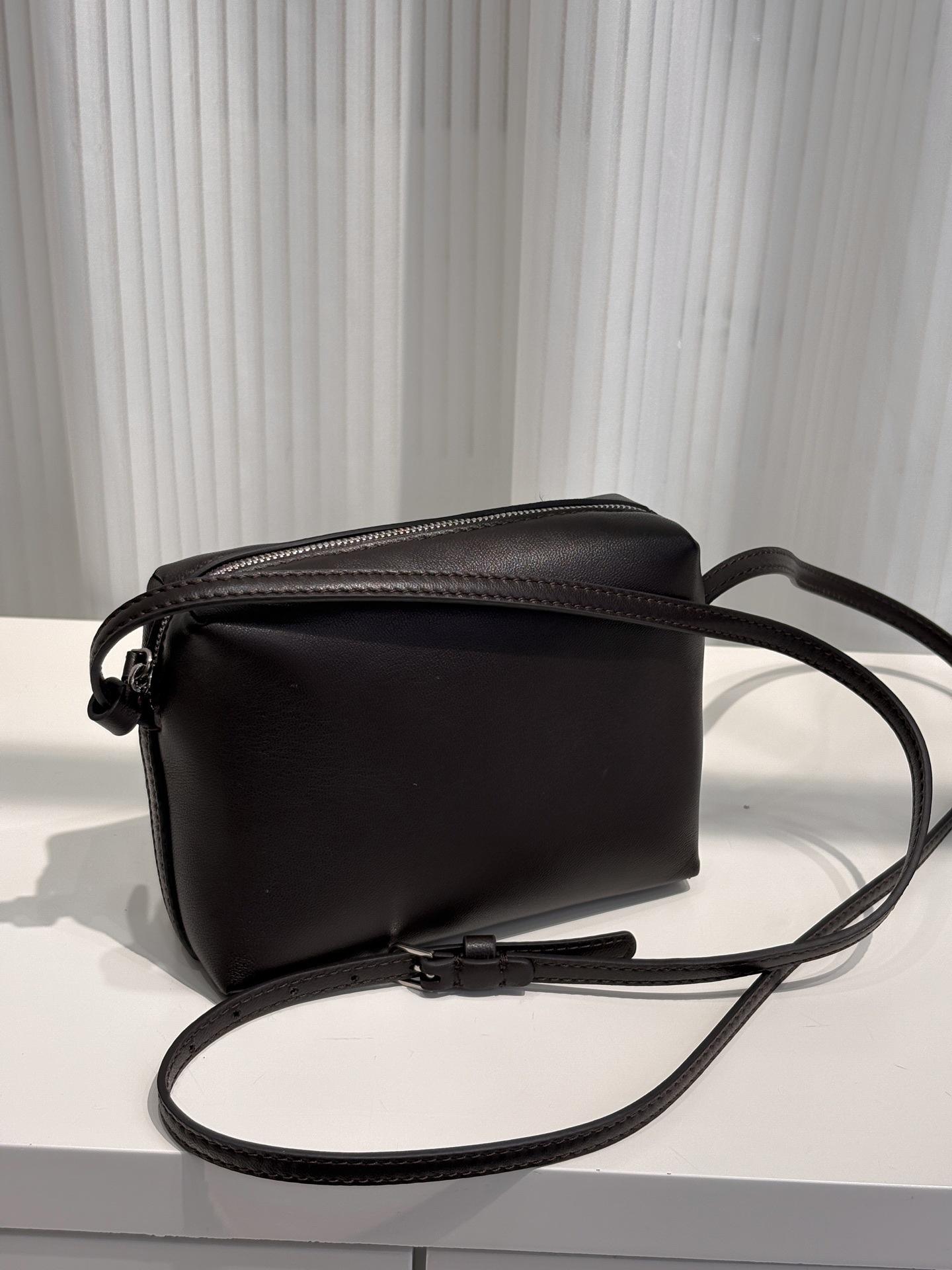

Minimalist full leather small square bag, genuine leather high-quality shoulder messenger bag, versatile niche design women s bag 2025 new 17X13X5CM