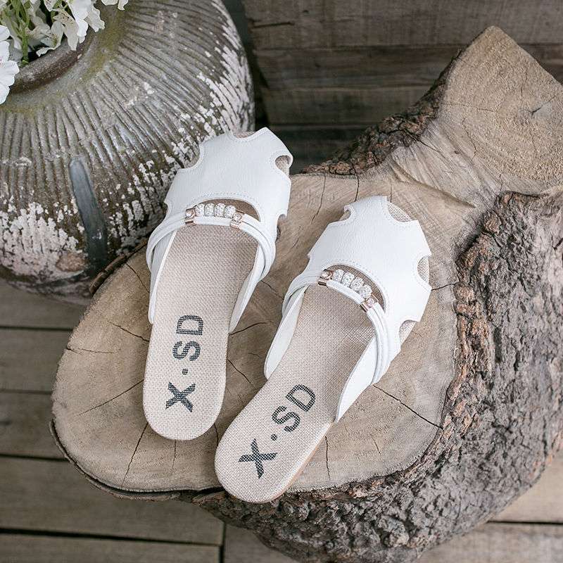 

Летние тапочки-шлепанцы с закрытым носком женские 2025 новые на плоской подошве для беременных ленивые сандалии для улицы полые модные со стразами полушлепанцы 40