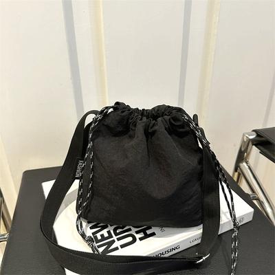 Trendige große Damen-Freizeit-Schultertasche | Einfarbige, Kordelzugverschluss, Polyester gefüttert, Strapazierfähiges Material, Koreanische Mode