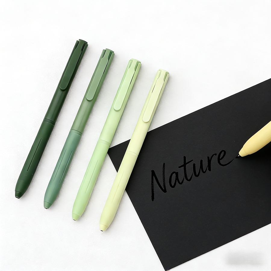 Dieses Matcha-Serie Gel-Stift-Set verfügt über gradientengrüne Schaftfarben, kombiniert mit einer transparenten vertikalen Verpackung.. Die Vier