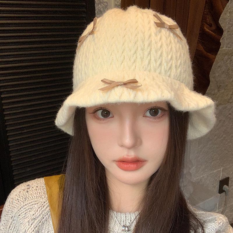 Stylowy jesienno-zimowy dzianinowy kapelusz bucket z szerokim rondem dla kobiet - odporny na zimno i korzystnie podkreślający twarz