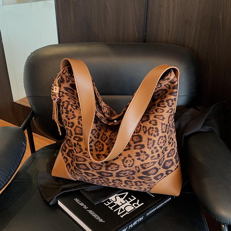 2025 Women's Leopard Print Large-Capacity Retro Tote and Shoulder Bag
