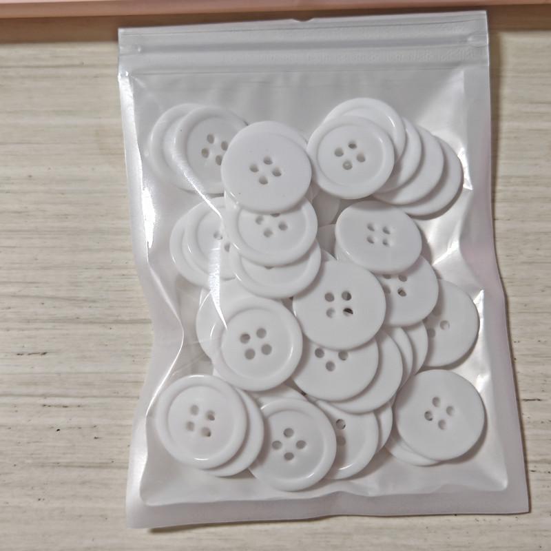 50 Stück Einfache 4-Loch-Knöpfe 20 mm Rund Harz Flachrücken Knöpfe Pullover Rock Zubehör