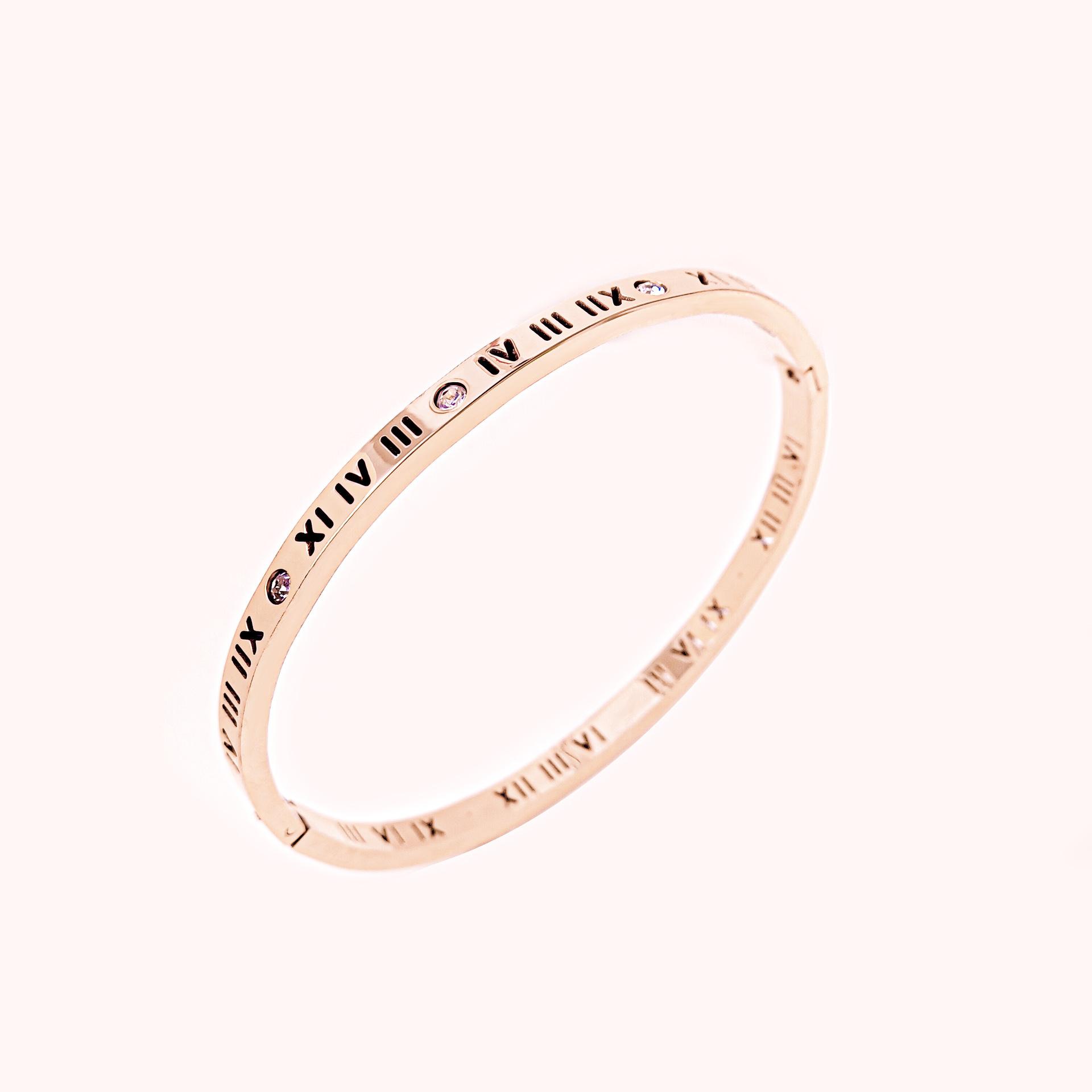 

Roman Letter Titanium Steel Bracelet in Rose Gold, Silver & Gold рожевий колір золота