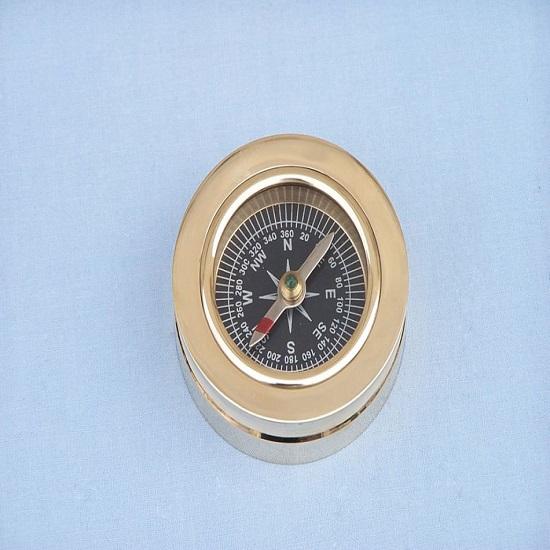 Der Pawel-Briefbeschwerer-Kompass aus Messing mit Palisanderbox misst 7,62 cm
