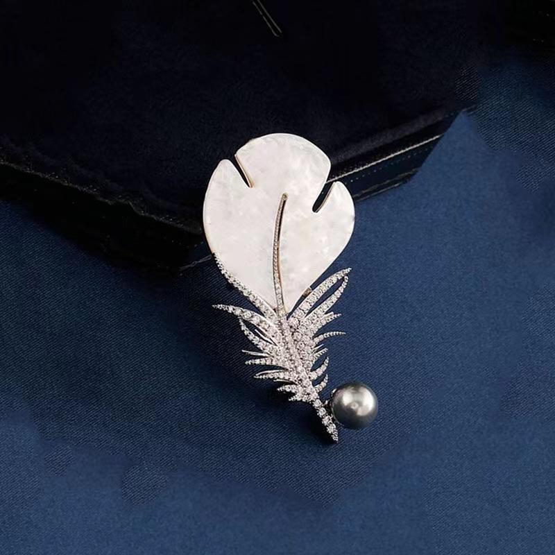 Fashion Crystal Shell Feather Brooch Pins For Women Luxury White Pearl Gold Color Party Wedding Gifts Clothing Accessories