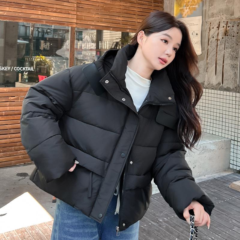 

Женская короткая ветрозащитная теплая зимняя куртка с капюшоном и рукавами реглан M чёрный