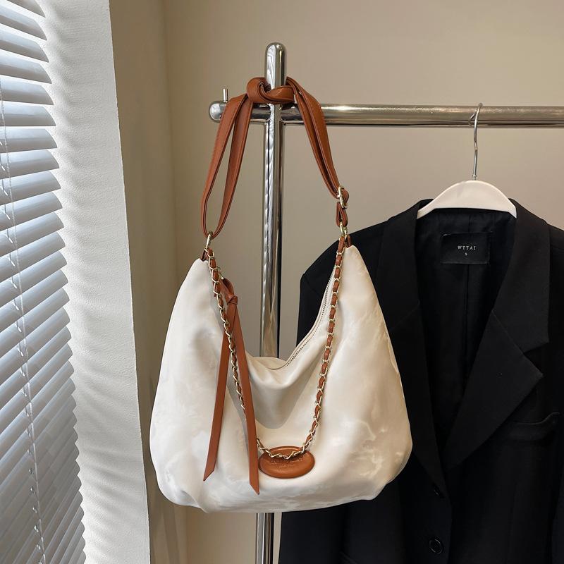 

Женская сумка-тоут 2025 новая большая вместительная сумка-рюкзак для поездок на работу ретро повседневный уличный тренд одноплечевой рюкзак-мессенджер 29*12*27 покинуть белый