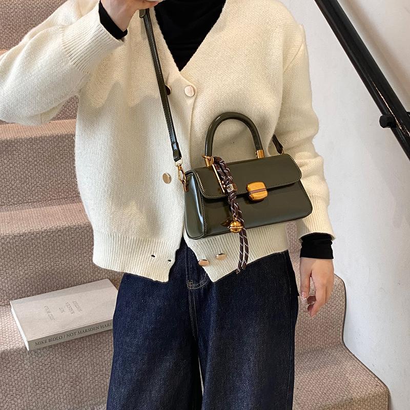 Vintage Mode Top-Griff-Taschen Für Damen Klappenform Schulter Crossbody-Tasche Mit Anhänger 2026 Winter Neu Luxus Designer Handtasche