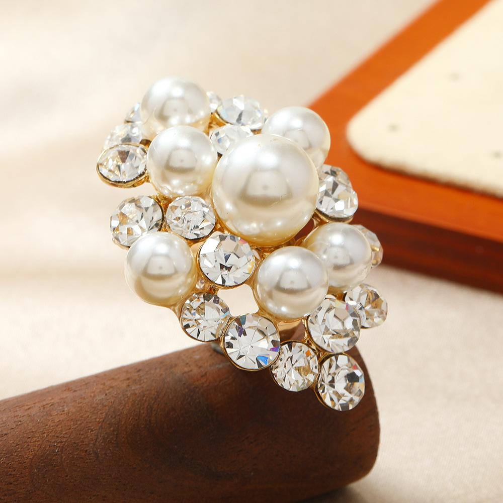 Retro and exaggerated Bohemian ethnic style ring, fashionable and creative, diamond studded pearl design, electroplated ring