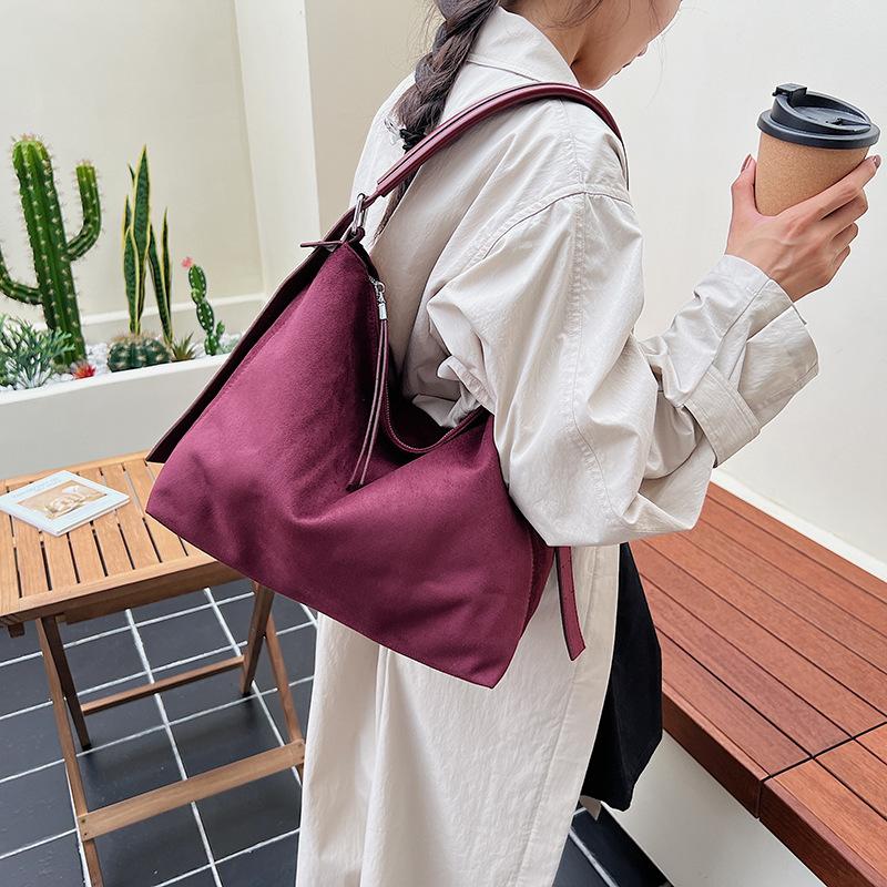 Retro bag women's large capacity 2025 new autumn and winter versatile simple shoulder bag popular commuter tote bag this year