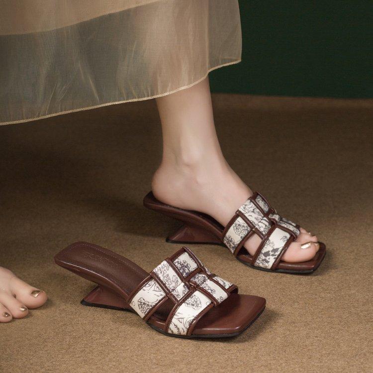 Summer 2025 cool slippers fashionable slope heel small fragrant semi-retro new slippers women's outer wear