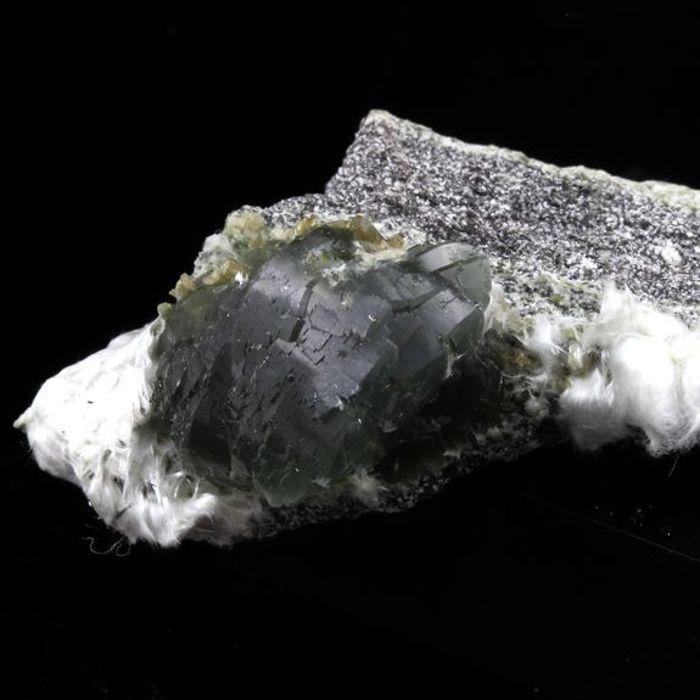 Pierres et Minéraux. Prehnite. 61.0 ct. La Combe de la Selle, Bourg d'Oisans, France..