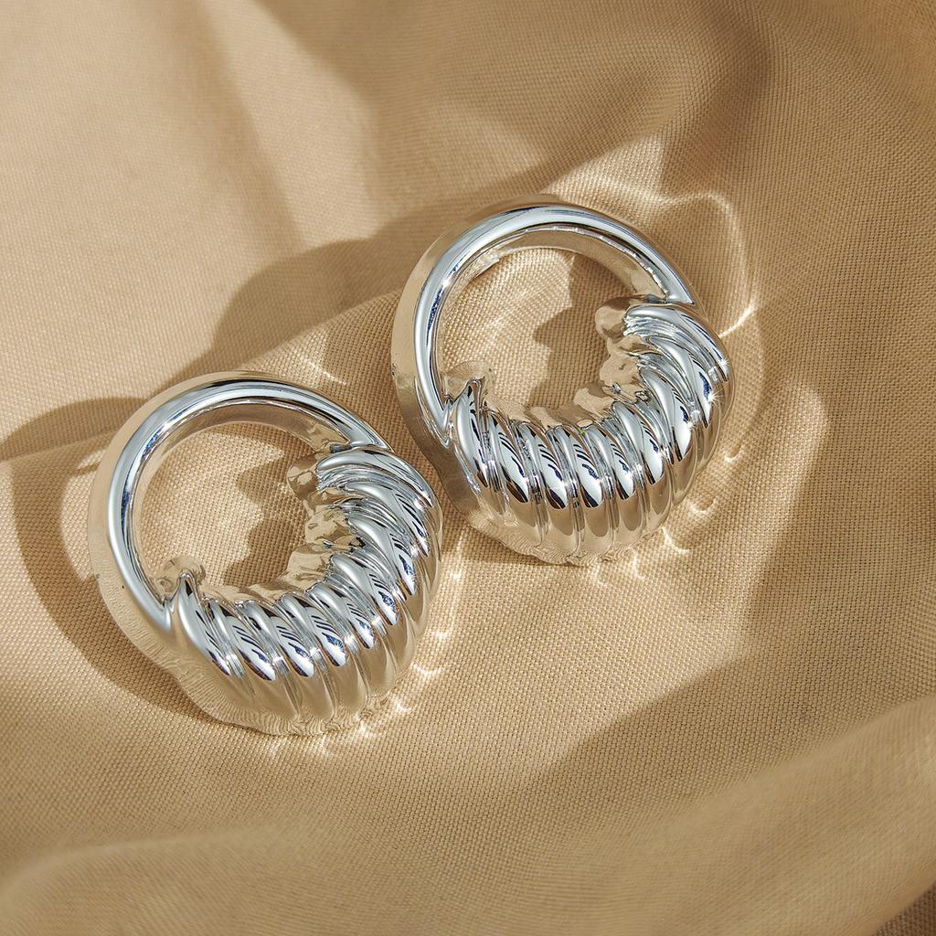 Retro Hong Kong Style Round Hollow Fashion Stud Earrings Light Luxury High-End Personality Exaggerated Artistic Sense Earrings Women