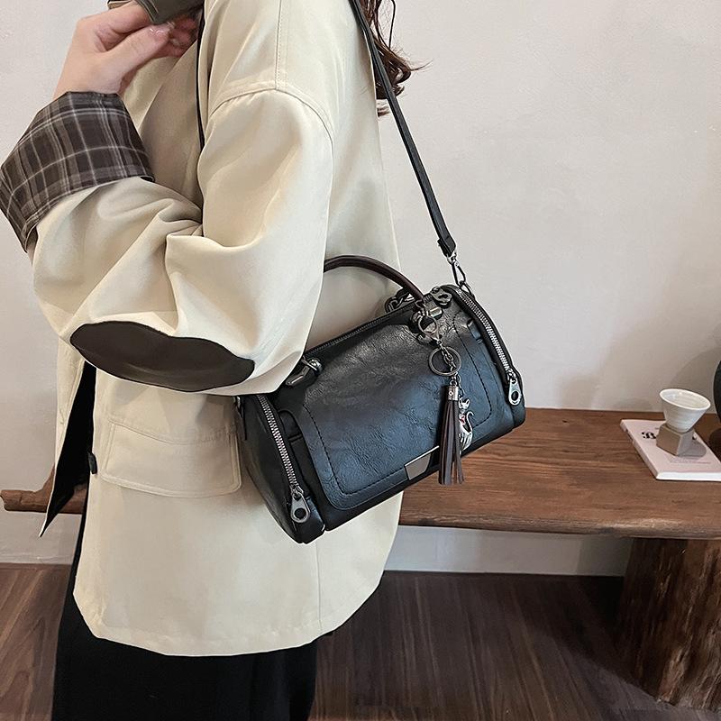 Ladies' high-end retro Boston bag, casual versatile shoulder bag, messenger bag with fringed portable pendant.