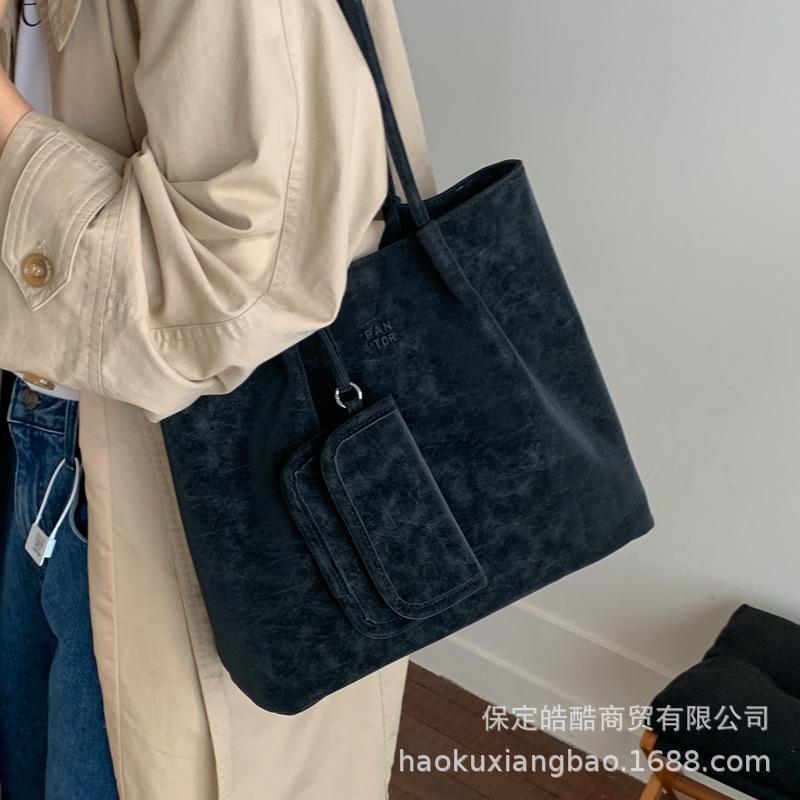 Large-capacity Bags Women's Autumn and Winter 2025 New Casual Shoulder Bags Are Popular This Year, with Simple Texture and Commuter Tote Bags.