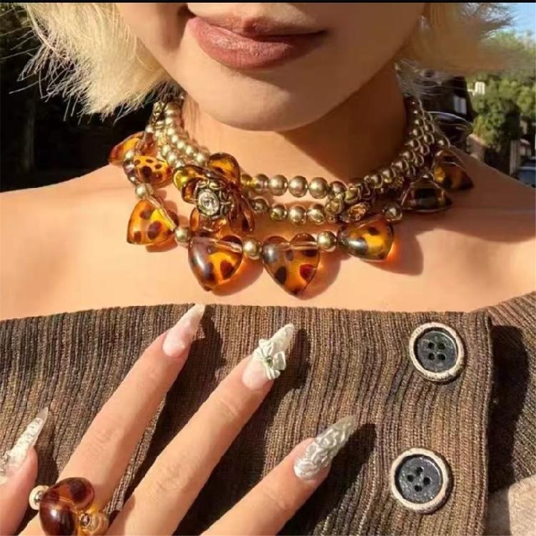 Auffällige Halskette mit Tierdruck und Kristallakzent, leichtes Statement-Schmuckstück für Clubnächte, personalisiertes Geschenk