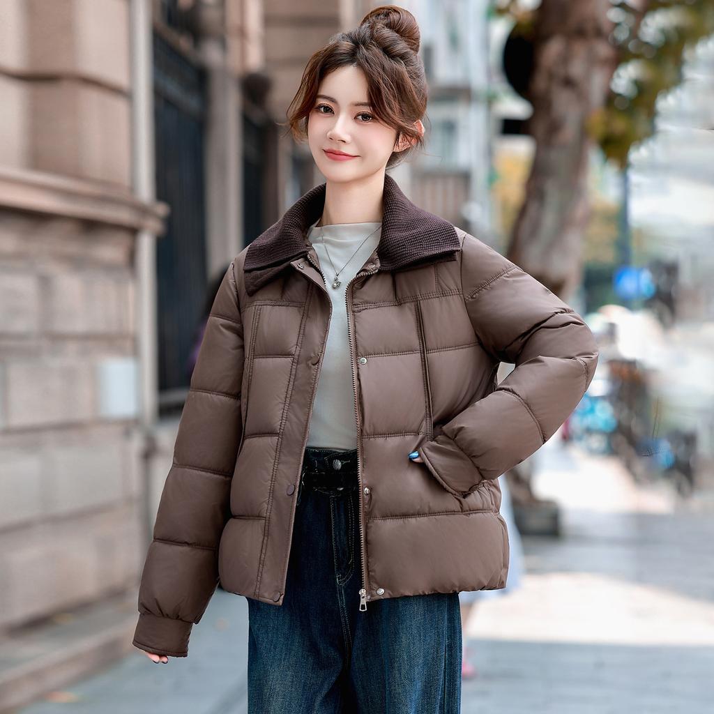 In the winter of 2008, the new contrasting color lapel thickened cotton-padded jacket for women's fashion is thin and foreign, simple and warm cotton-