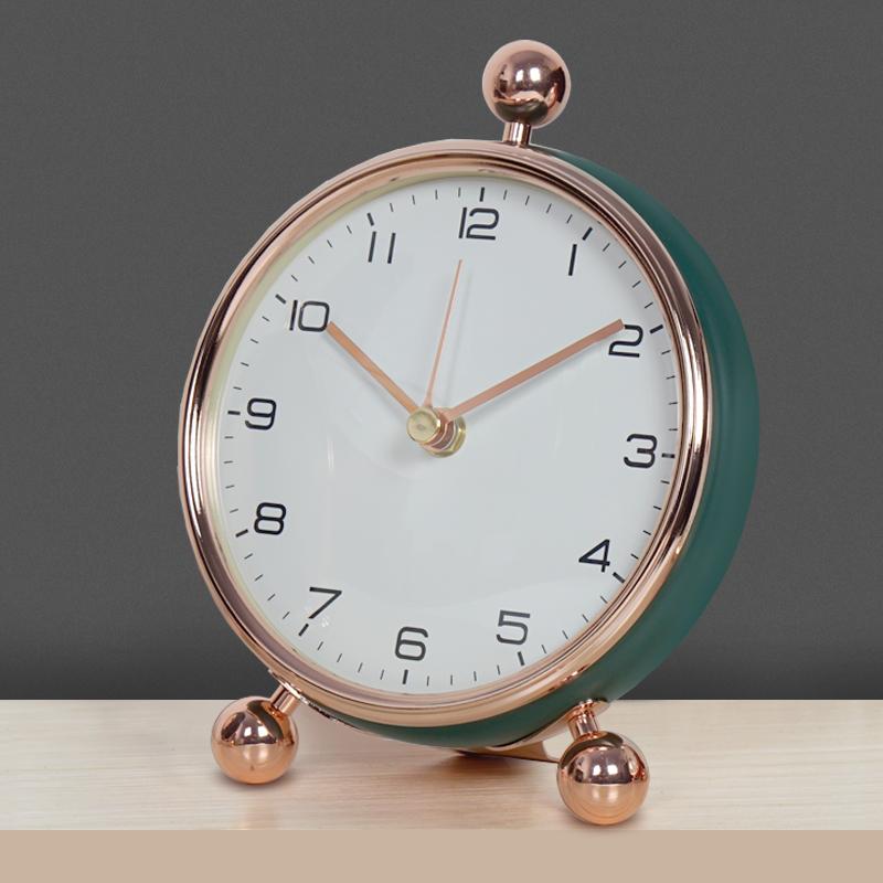 

1PC Європейський простий настільний годинник зі вказівником Настільний креативний металевий настільний годинник Прикраса для вітальні безшумний кварцовий годинник зелений