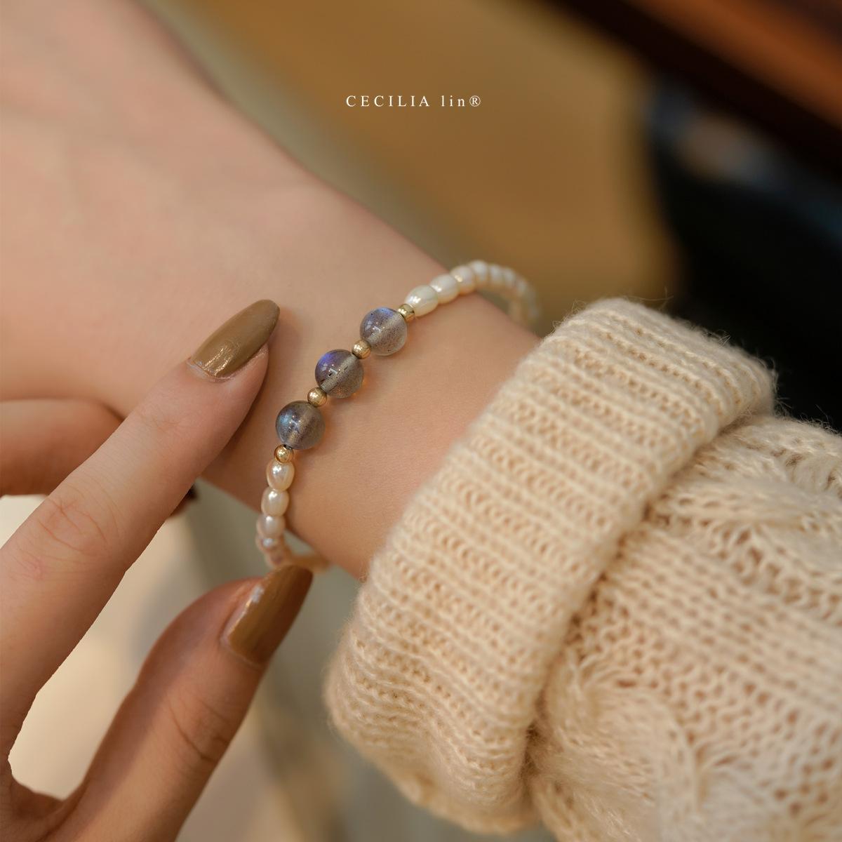 

Recommended jewelry: gray-blue moonlight feldspar pearl bracelet, a gift for a girlfriend, stylish, unique, niche, sweet and trendy Pearl Moonstone Bracelet