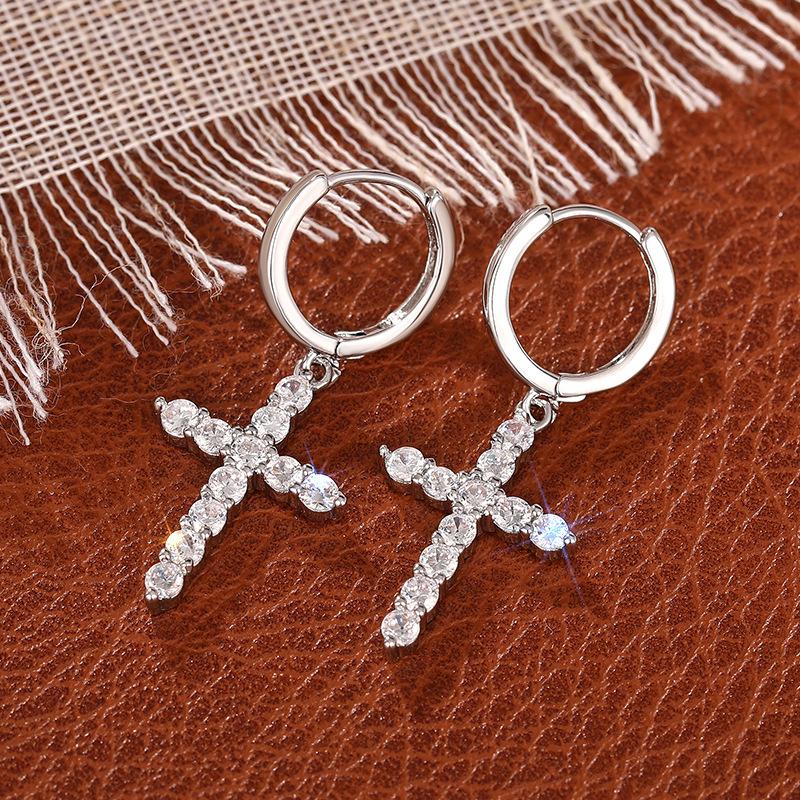 Versilberte CZ Kreuz Hänge Huggie Creolen, Funkelnde Kreuz Charm Creolen für Damen