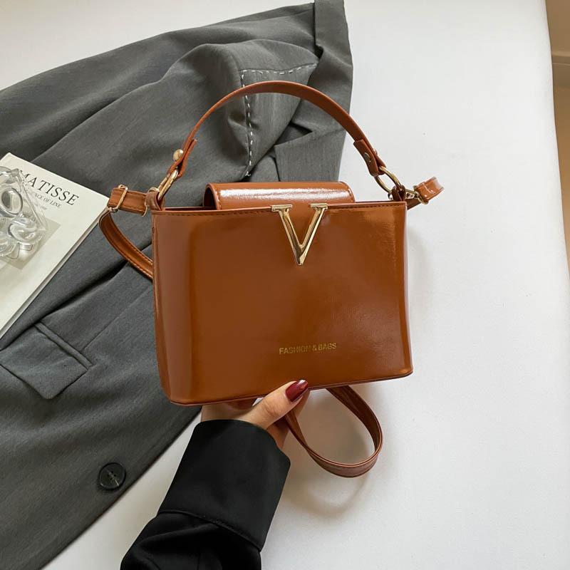 

New simple word decoration portable fashion shoulder crossbody trend bucket women s small bag коричневий