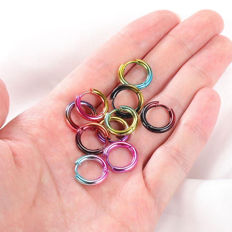 Boucles d'oreilles créoles colorées en acier titane pour hommes et femmes - Manchettes d'oreilles tendance été 2022