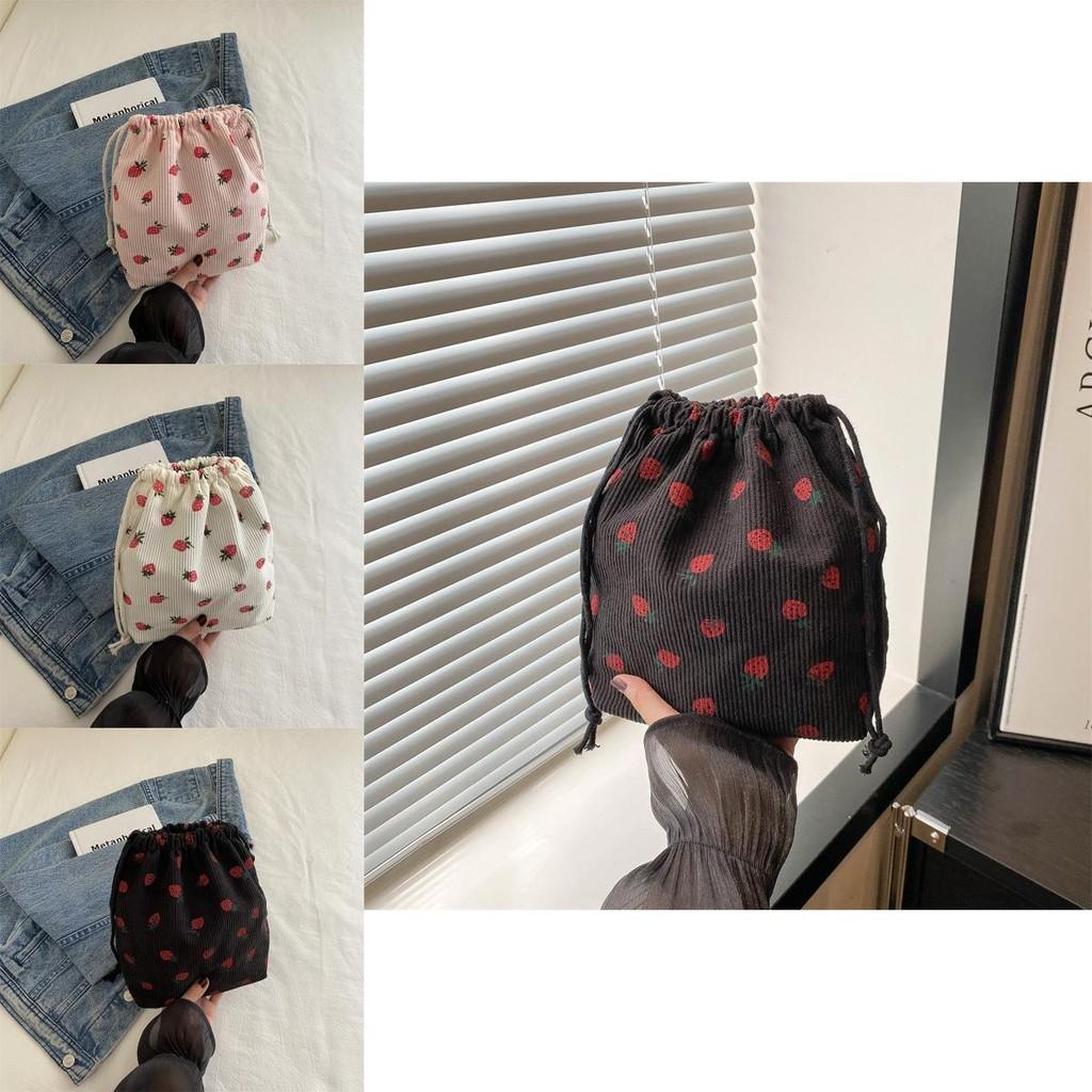 Elegant Summer Commuter Bucket Bag Featuring Stylish Design And Polyester Lining