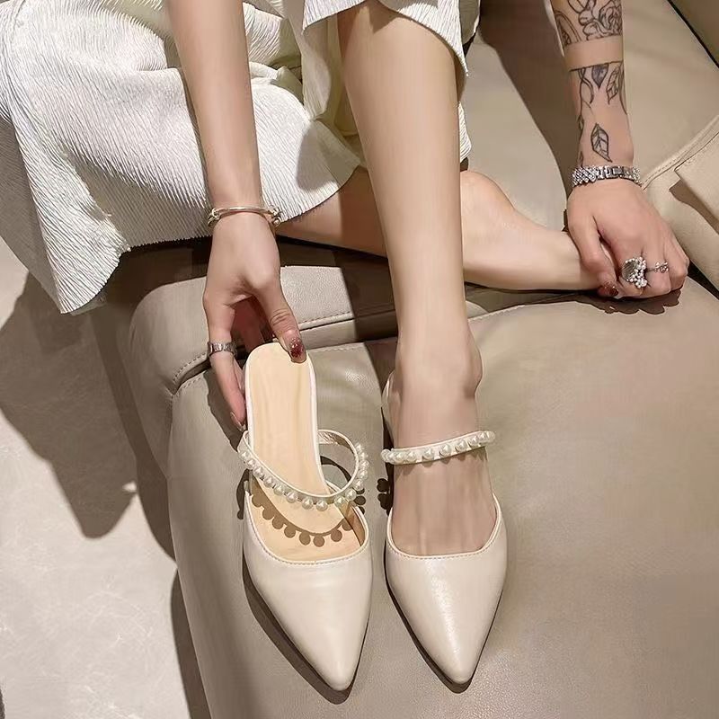 Pearl word with pointed head low heels 2025 summer new Korean version fashion bag head thick heel flat bottom cool slippers women