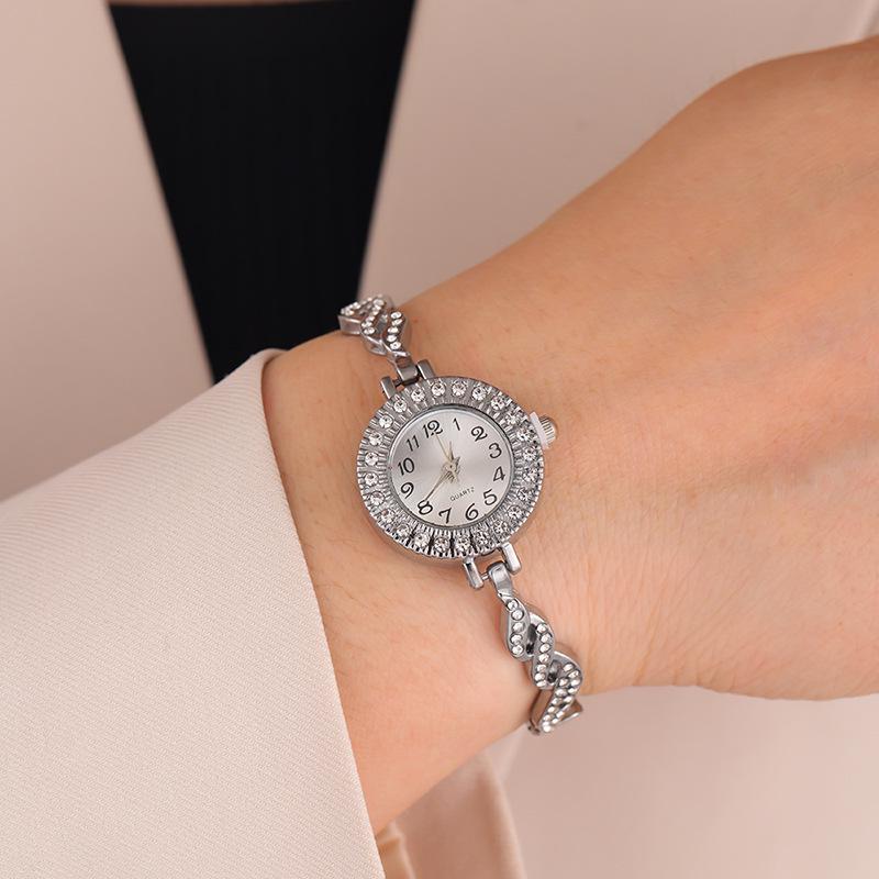 Nové dámské slitinové křemenné náramkové hodinky s náramkem s křídly z plných diamantů