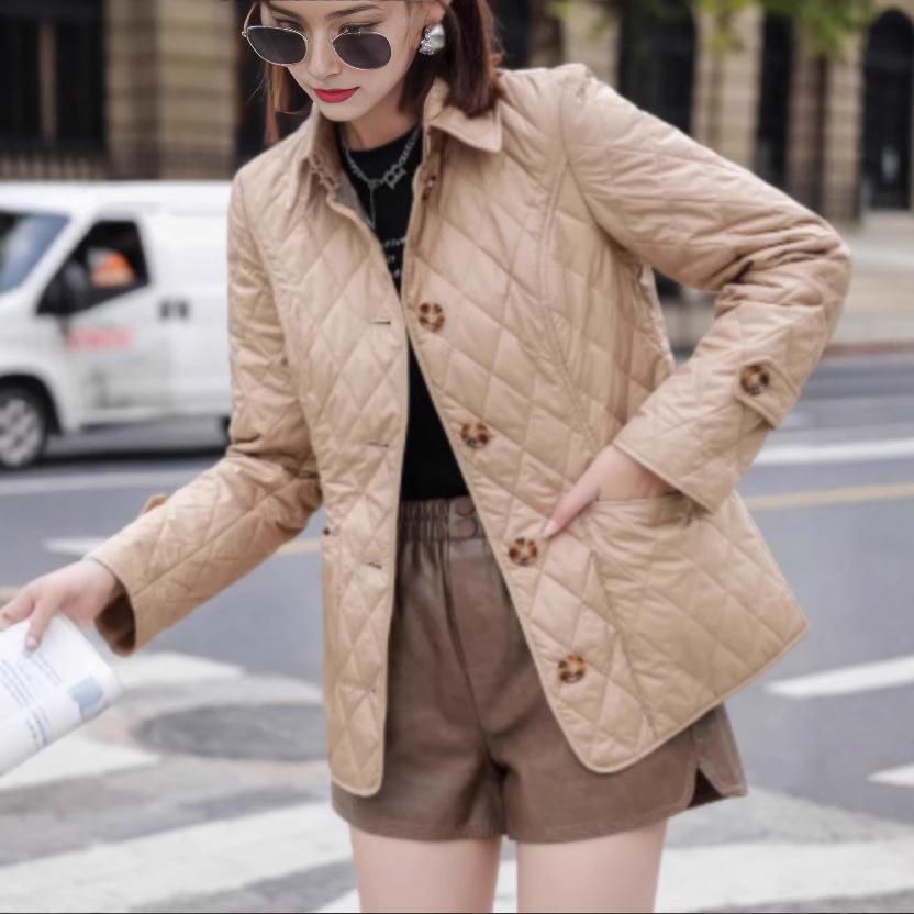 Damedunjakke med svart diamantquilt og metallknapper, avslappet vinterkåpe