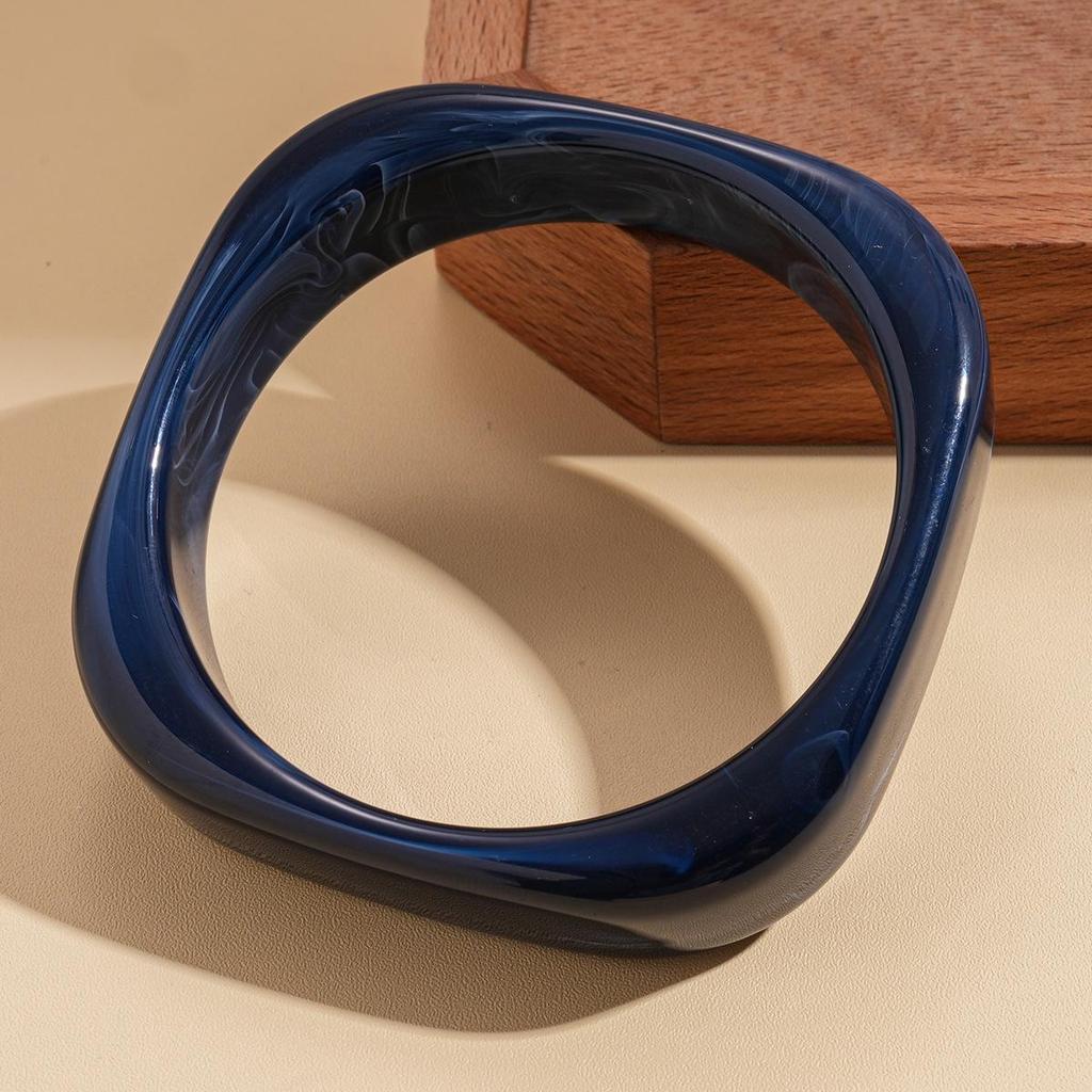 Unique Retro Resin Bracelet: Personalized Fashion Jewelry for Women