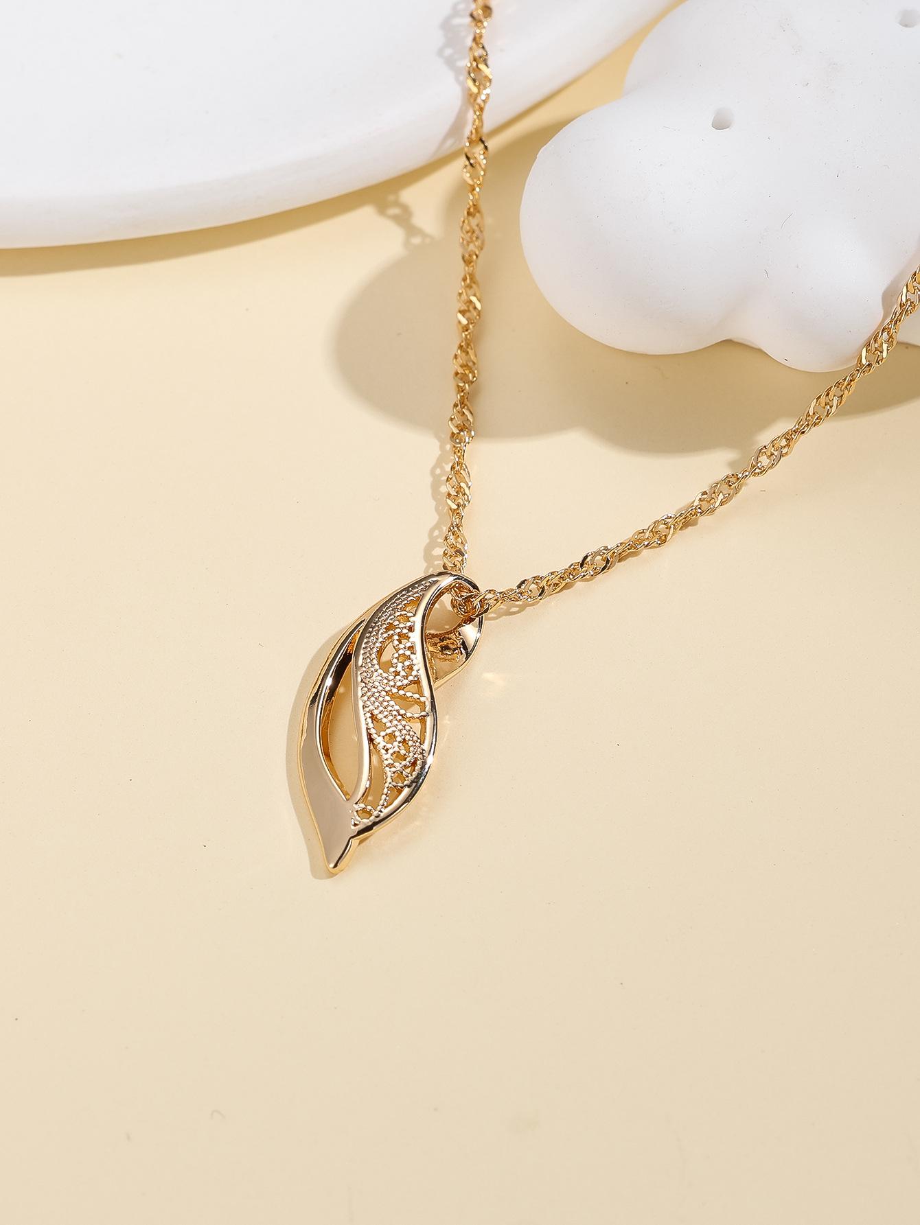 

Gold leaf shadow zircon necklace copper gilt hollow texture, smart micro-diamond light, simple and elegant collarbone chain