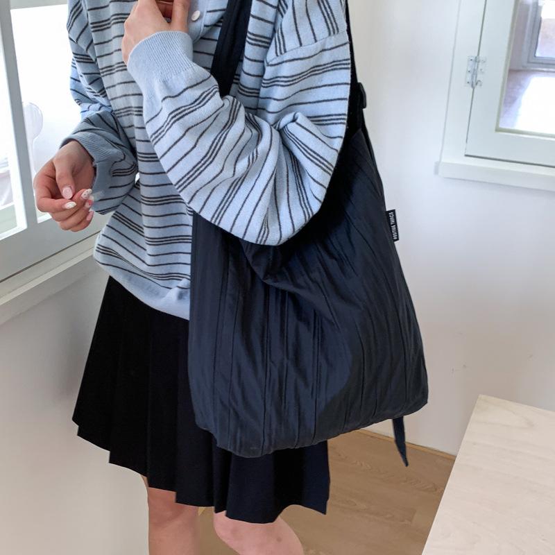 

Large-capacity bag women s 2025 new simple literary girl shoulder nylon bag fashionable striped commuter tote bag 37*12*36 чёрный