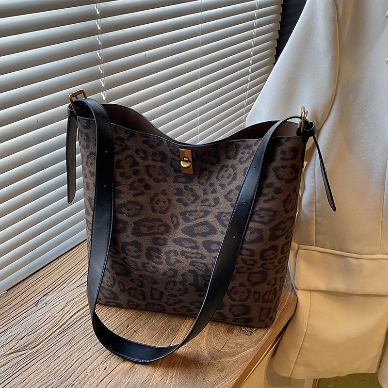 

Leopard print large-capacity bag women s new winter simple messenger bag commuter shoulder tote women s bag