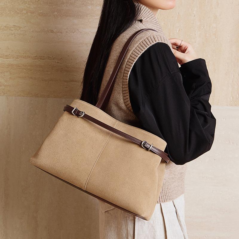 This Is A Large-capacity, Retro Hand-held Crossbody Bag Made of Suede, Suitable for Commuting