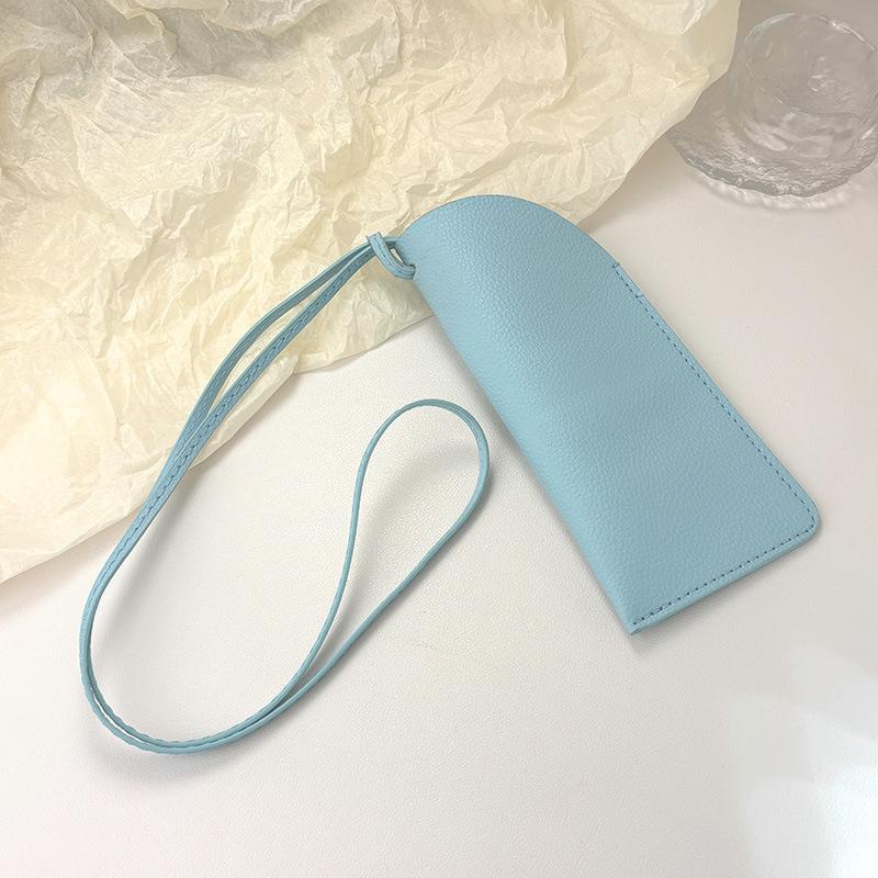 Geantă Portabilă cu Șnur din Piele PU pentru Ochelari, Unisex, cu Clip de Agățat la Gât, Suport pentru Ochelari, Carcasă Simplă și Elegantă pentru Depozitarea Ochelarilor de Soare de Călătorie