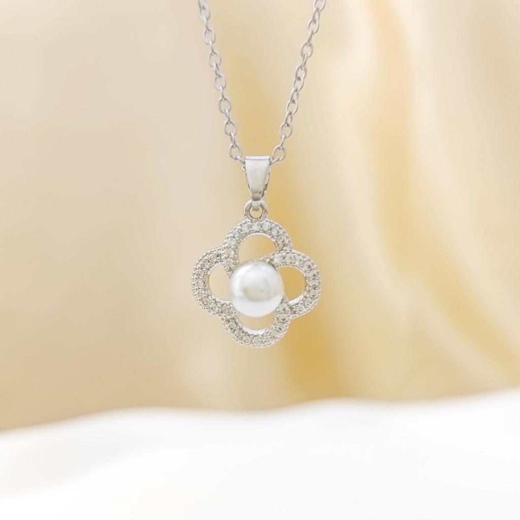 Elegant Pearl Four-Leaf Clover Necklace - Women's Luxury Clavicle Chain