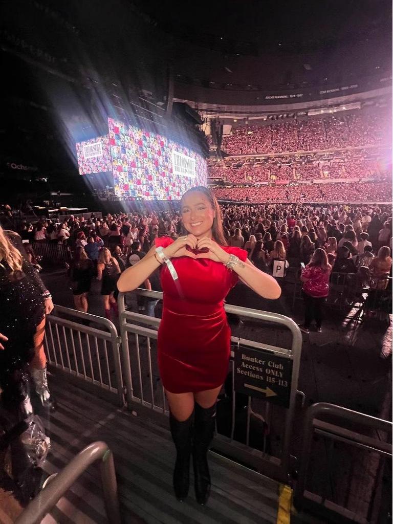 Zlaté sametové minišaty bez rukávů s ramenními vycpávkami, sexy úzký střih, design s vysokým pasem.