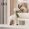 Moderne Wohnzimmer-Tischdekorationen Nordisch Minimalistisch Harz Rentierfigur mit Strickschal, Niedliche Heilende Hirschstatue, Mattweißer Boho-Tisch