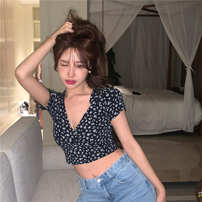 2024 Women's Floral Deep V-Neck Crop Top: Short-Sleeve Casual Summer Shirt