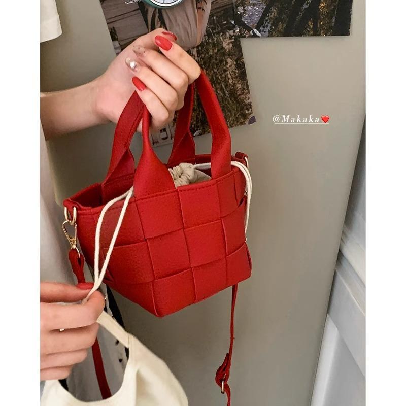 Korean woven portable bucket bag women's 2025 summer new simple versatile vegetable basket shoulder messenger bag
