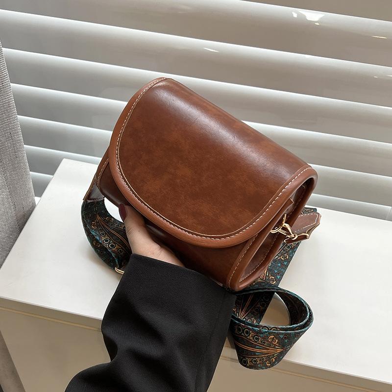 New Retro Women's Bag Fashionable and Simple Shoulder Bag Women's Autumn Messenger Bag Small Square Bag Women's Bag