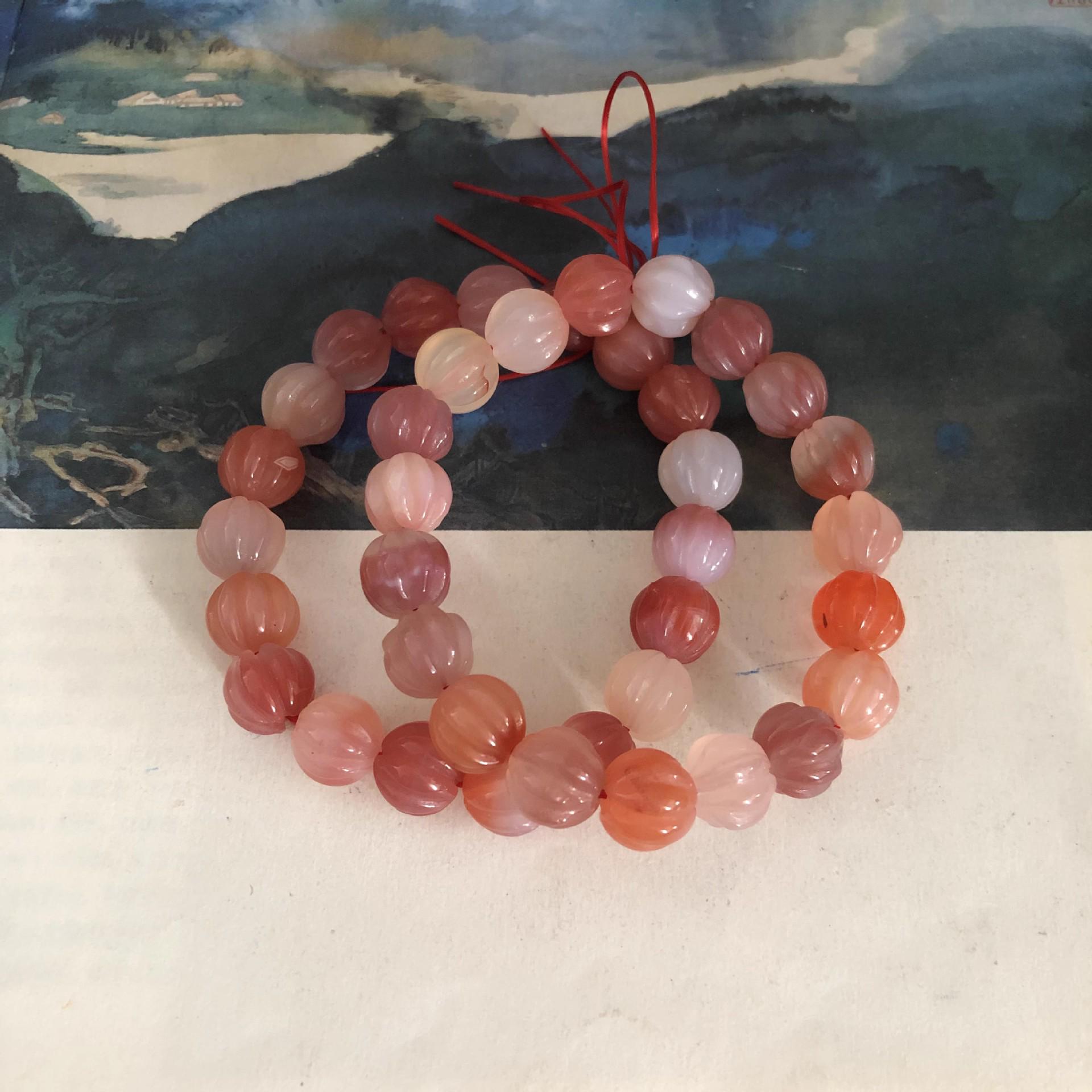 

Браслет из натурального розового агата и вермилевого агата с завитками с подвеской в виде головы Будды